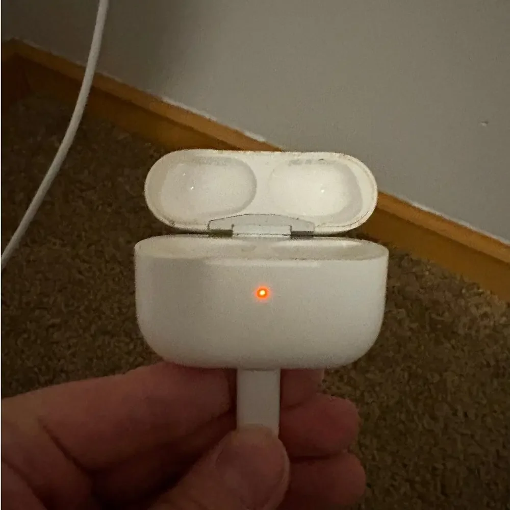 Apple Bundle (Unlocked): iPhone 8 Plus, AirPods Gen 1/2, Pro Case, AirTag - Lot